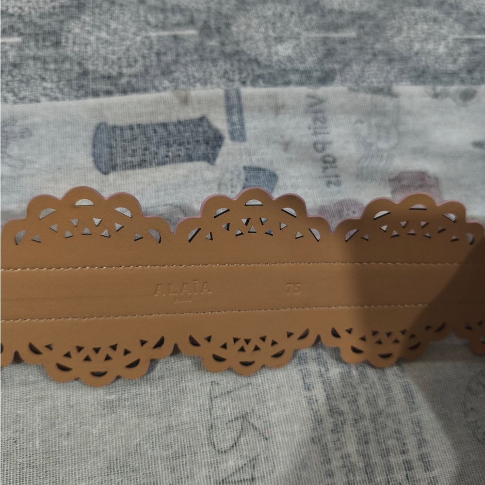 Alaïa Pink Laser-Cut Scalloped Leather Waist Belt - Picture 2 of 8